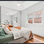 Randwick Luxury 2 Bed Apt With Parking & Study Desks
