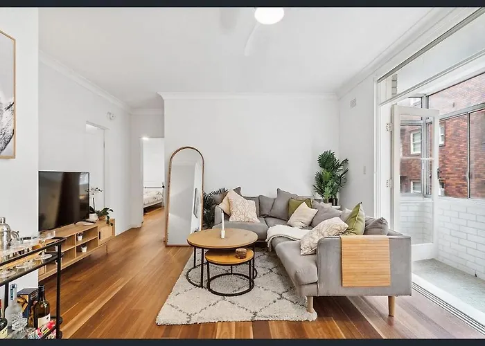 Randwick Luxury 2 Bed Apt With Parking & Study Desks